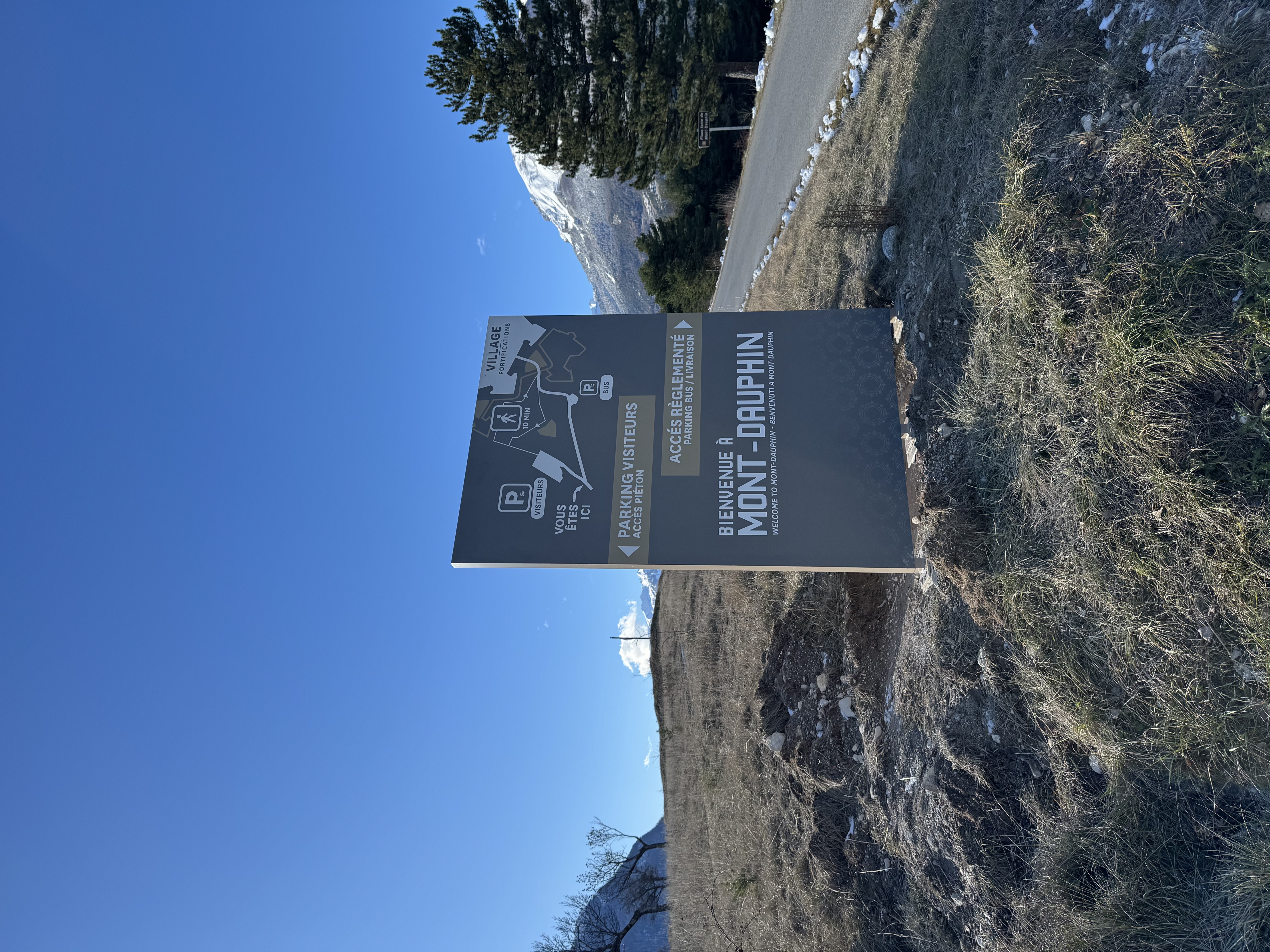 Signalétique Mont-Dauphin UNESCO sur fondations vissées Weasyfix — Les Pieux Horizon