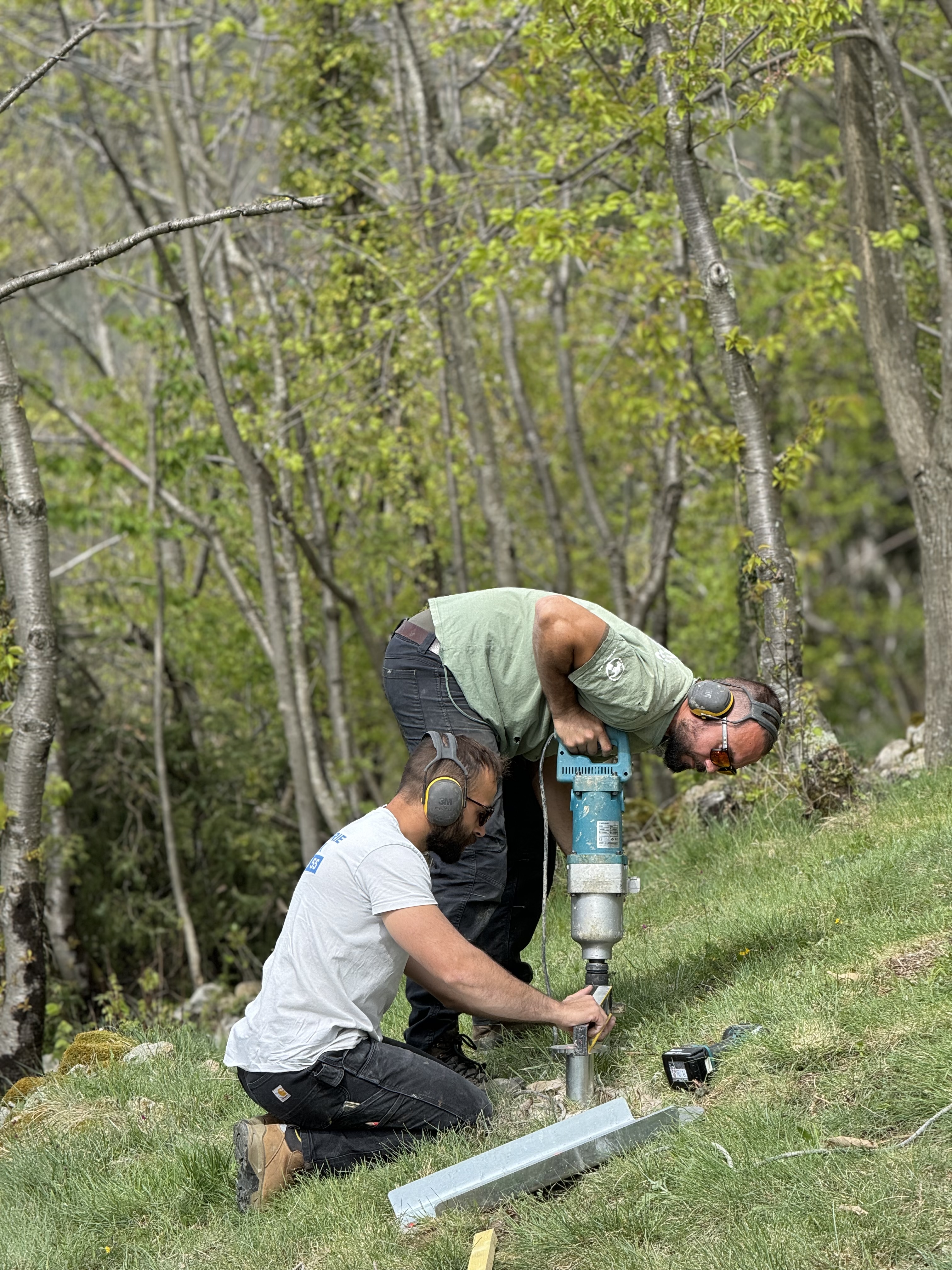 Pose de vis Weasyfix sur terrain en pente — zone alpine