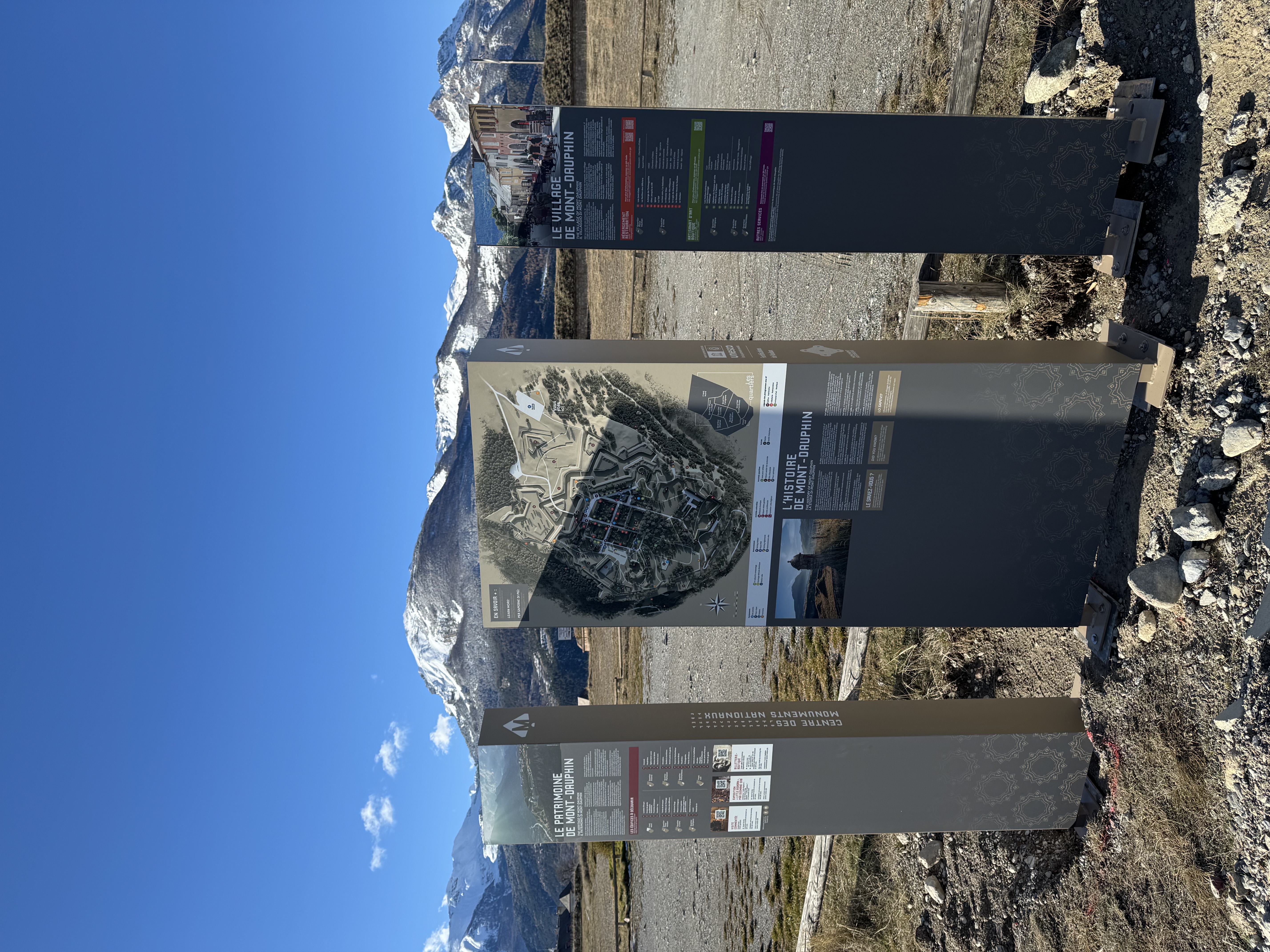 Signalétique alpine sur fondations Weasyfix