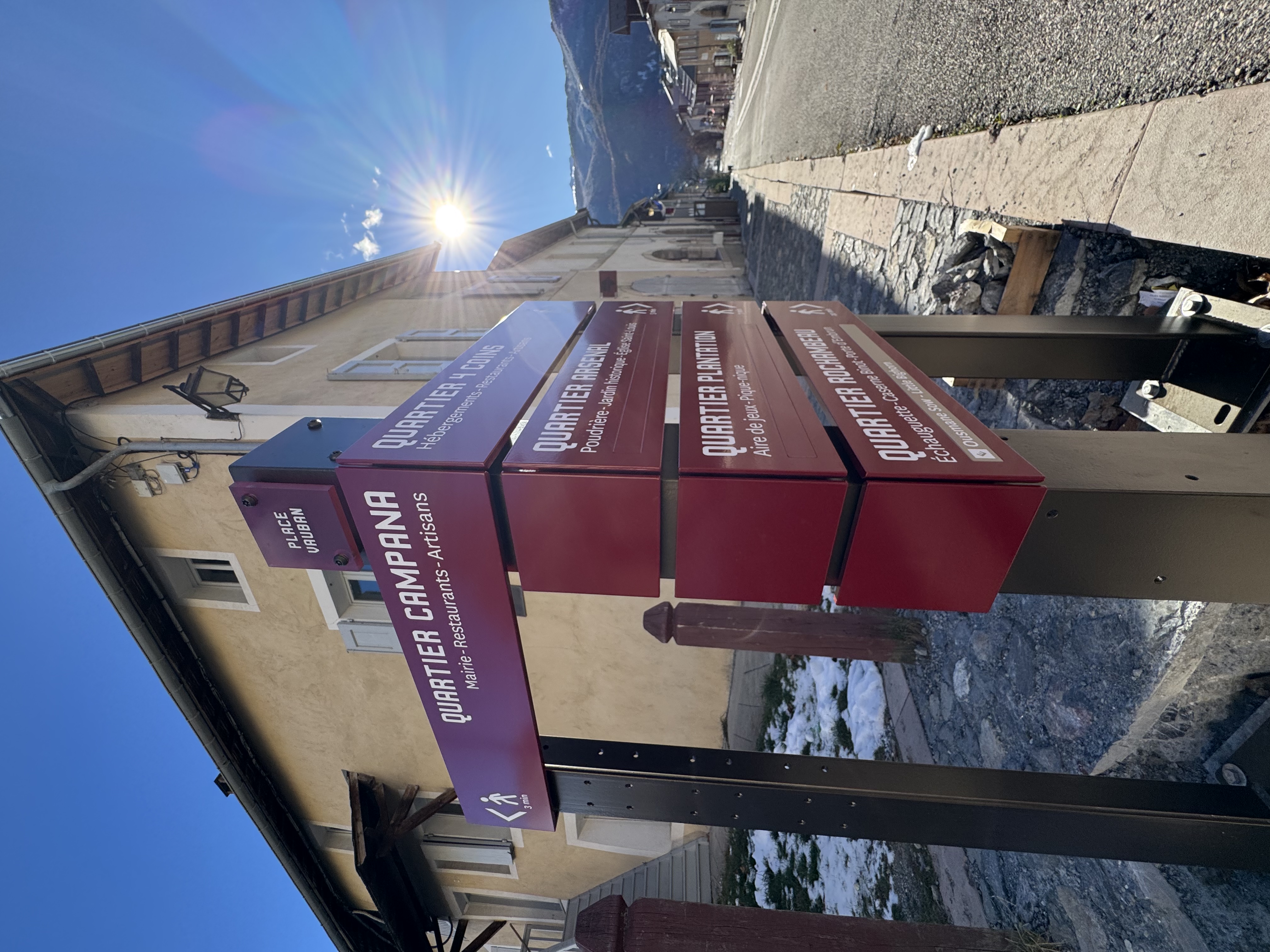 Signalétique sur fondations Weasyfix — Place Vauban